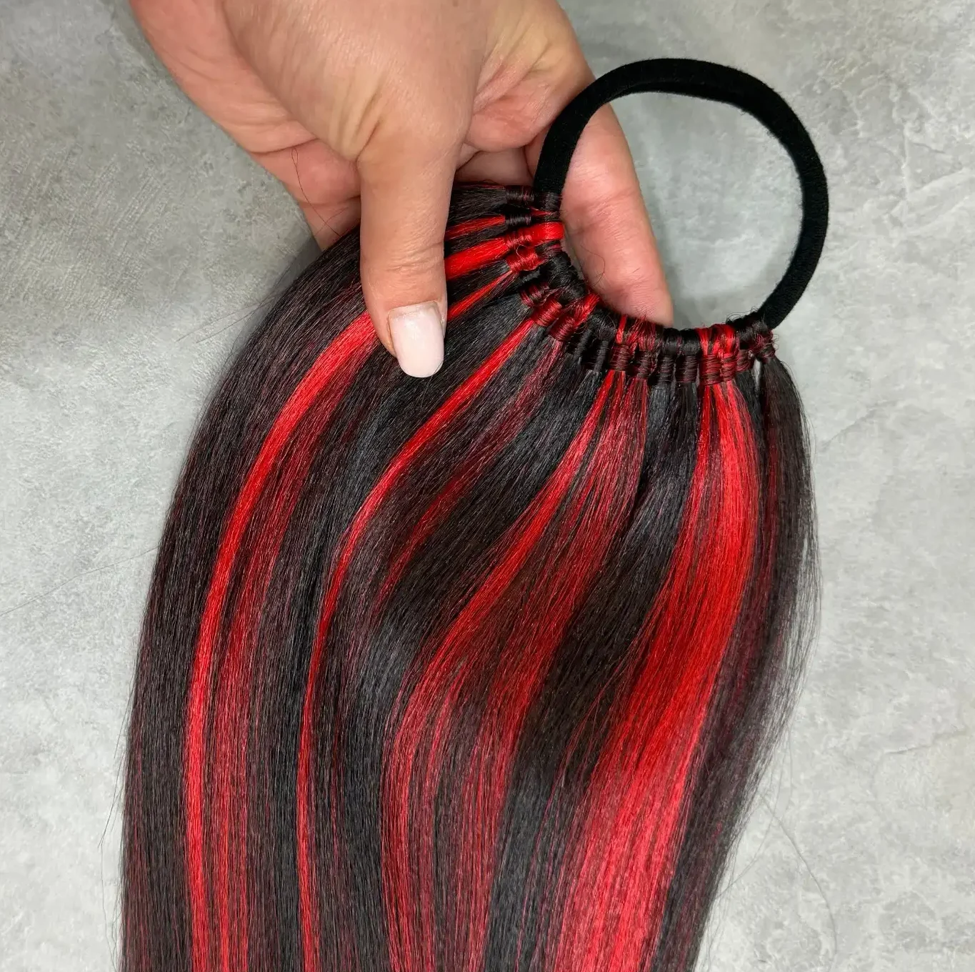 دم اسبی مشکی قرمز